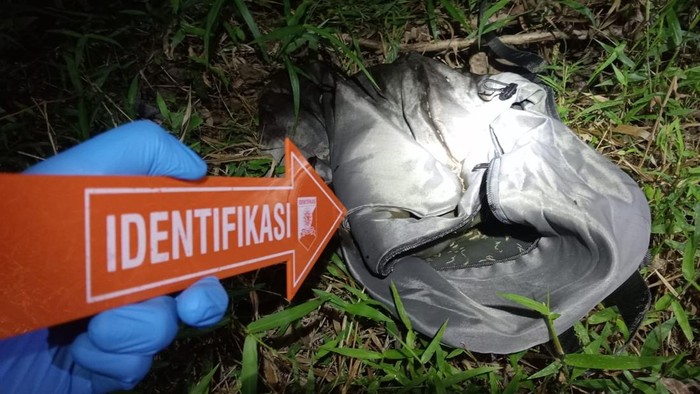 1761911044227-polisi-saat-olah-tkp-lokasi-penemuan-jasad-bayi-dalam-tas-gendong-di-lampung-selatan-1761888379843_169