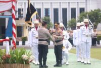 1761932439861-serah-terima-pataka-surakarya-manggala-satya-dari-irjen-hendro-pandowo-kepada-irjen-viktor-t-sihombing-1761905456617_169