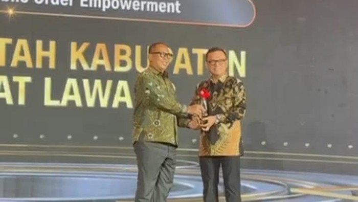 1761975383750-bupati-empat-lawang-saat-menerima-penghargaan-cnn-indonesia-awards-2025-1761953673536_169