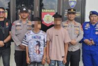 1761996763322-kedua-pelaku-saat-diamankan-polisi-usai-menikam-rekan-kerjanya-1761974192733_169