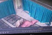 1761996779701-tangkap-layar-cctv-saat-pelaku-melecehkan-wanita-muda-yang-sedang-salat-di-masjid-lampung-1761975685235_169