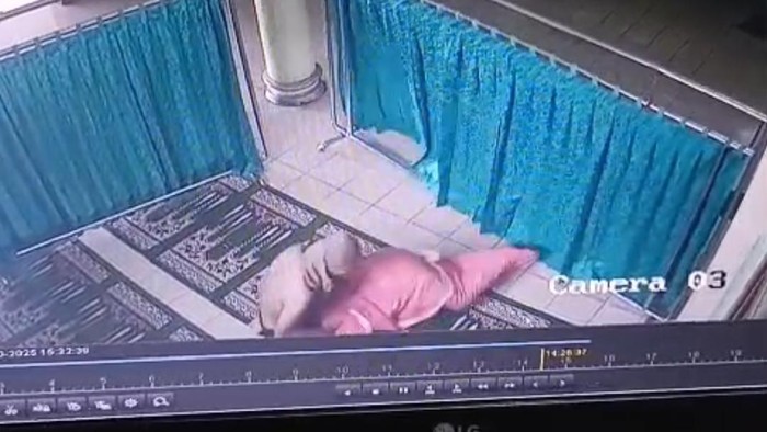 1761996779701-tangkap-layar-cctv-saat-pelaku-melecehkan-wanita-muda-yang-sedang-salat-di-masjid-lampung-1761975685235_169