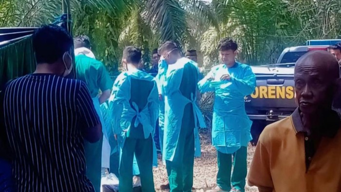 1762170164836-tim-forensik-saat-melakukan-pembongkaran-makan-pria-di-muratara-1762151234814_169