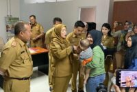 1762256619494-wali-kota-bandar-lampung-eva-dwiana-saat-menyalurkan-bantuan-untuk-warga-terdampak-bencana-1762240497181_169