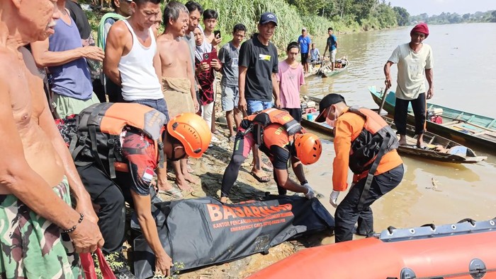 1762278122627-terjun-ke-sungai-ogan-1762245728003_169