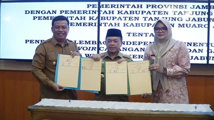 1762321180629-foto-gubernur-jambi-al-haris-bersama-bupati-tanjabtim-dan-wabup-tanjabbar-1762295120625_169