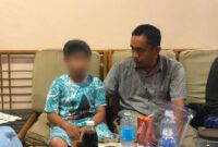 1762321212684-bocah-10-tahun-di-palembang-yang-disekap-di-dalam-gudang-masjid-saat-didampingi-keluarganya-1762295623913_169