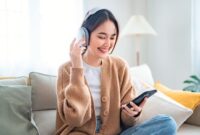 1762321335656-ilustrasi-wanita-mendengar-musik-1746698463020_169