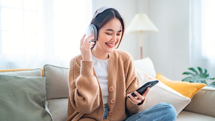 1762321335656-ilustrasi-wanita-mendengar-musik-1746698463020_169