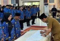 1762384967741-bupati-muaro-jambi-bambang-bayu-suseno-bbs-saat-mengukuhkan-status-pppk-paruh-waktu-1762369575758_169