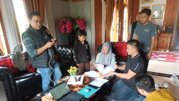 1762384978429-subdit-tindak-pidana-korupsi-ditreskrimsus-polda-bengkulu-geledah-rumah-pribadi-sekretaris-dewan-dprd-provinsi-bengkulu-ma-1762367899795_169