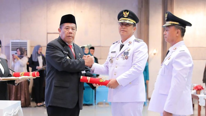 1762384984209-gubernur-babel-hidayat-arsani-lantik-fery-insani-dan-syahbudin-jadi-bupati-dan-wakil-bupati-bangka-1762367353470_169