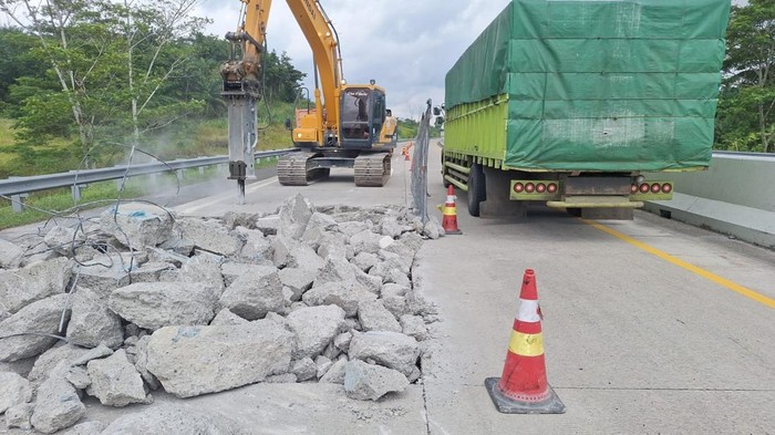 1762494362465-perbaikan-jalan-tol-lampung-1762422719130_169