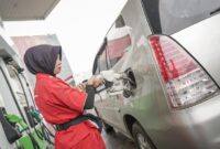 1762580076266-petugas-mengisi-bbm-ke-kendaraan-konsumen-di-bengkulu-1762565816979_169