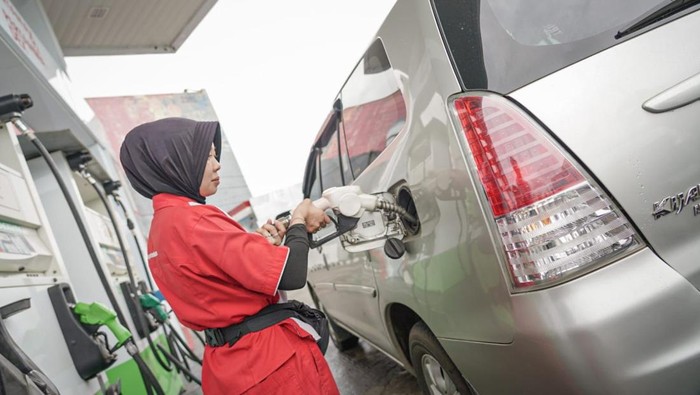 1762580076266-petugas-mengisi-bbm-ke-kendaraan-konsumen-di-bengkulu-1762565816979_169