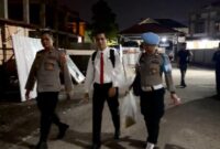 1762601809626-polisi-menenteng-barang-bukti-gagang-sapu-yang-digunakan-bripda-waldi-untuk-habisi-dosen-ey-1762583639833_169