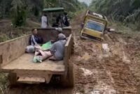 1762623711451-jenazah-warga-jambi-yang-diangkut-dengan-mesin-traktor-1762575202212_169