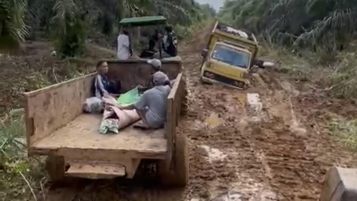 1762623711451-jenazah-warga-jambi-yang-diangkut-dengan-mesin-traktor-1762575202212_169