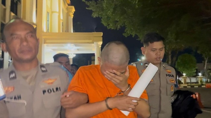 1762666717233-waldi-pembunuh-dosen-wanita-di-bungo-jambi-digiring-petugas-untuk-ditahan-di-polda-jambi-1762565045555_169