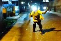 1762775139038-rekaman-aksi-duel-remaja-bersajam-di-jambi-1762767818790_169