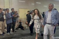 1762775149769-lisa-mariana-memenuhi-panggilan-bareskrim-polri-usai-ia-dijadikan-tersangka-kasus-dugaan-pencemaran-nama-baik-ridwan-kamil-rum-1761292273649_169