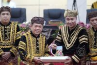 1762775160465-gubernur-jambi-al-haris-dan-wali-kota-sungai-penuh-alfin-bakar-di-momentum-hut-ke-17-1762760016623_169