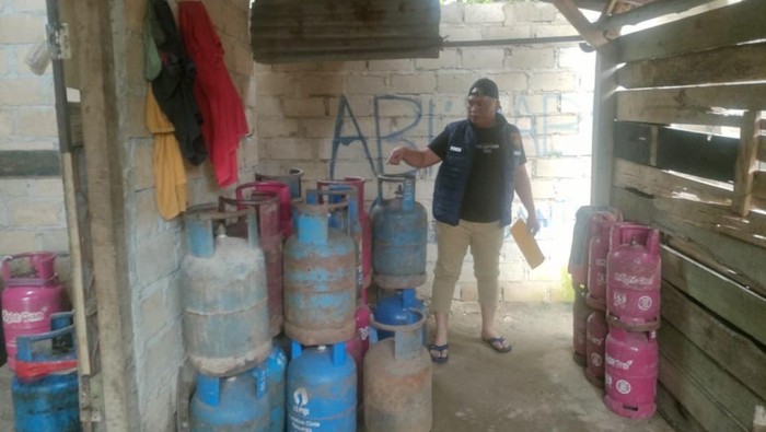 1762882863275-polisi-saat-menggerebek-gudang-pengoplos-lpg-subsidi-di-bangka-tengah-1762862868162_169