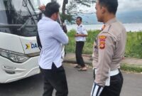 1762926174335-petugas-saat-menangkap-kondektur-bus-perum-damri-inisial-fj-20-di-pelabuhan-gilimanuk-jembrana-minggu-9112025-fj-ditangkap-seu-1762685718270_169