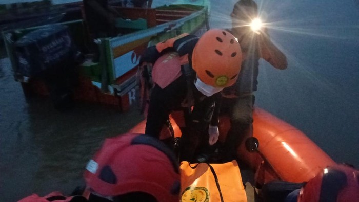 1762926196431-tim-basarnas-sumsel-saat-mengevakuasi-korban-yang-tewas-tenggelam-di-sungai-musi-1762912308307_169