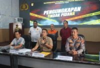 1762947588554-polisi-saat-merilis-kasus-dukun-cabul-di-lampung-selatan-1762933940733_169