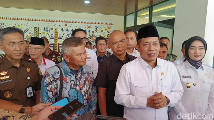 1762947663789-menteri-koperasi-ferry-juliantono-1762931601331_169