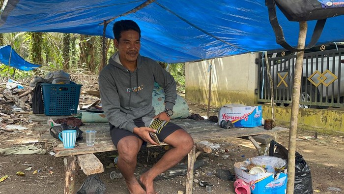 1763162482170-tumenggung-joni-pemimpin-kelompok-orang-rimba-di-desa-mentawak-merangin-duduk-di-atas-sudung-yang-berada-di-samping-rumahnya-1763097860919_169