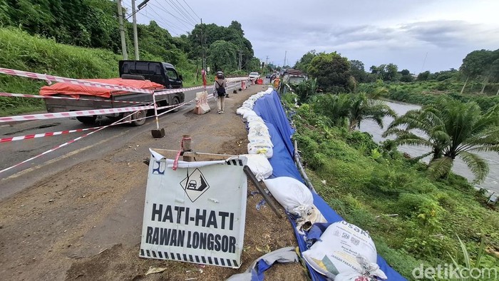 1763248798250-jalan-tergerus-longsor-1763197304274_169