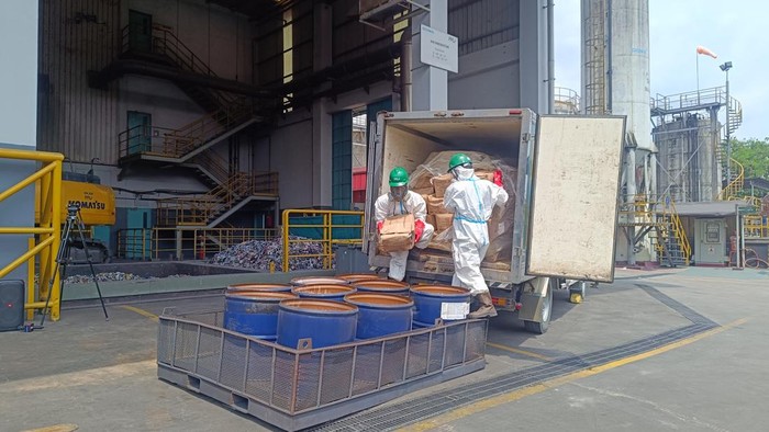 1763292967566-kementerian-lh-musnahkan-5-ton-udang-asal-cikande-yan-terpapar-radioaktif-1763180288059_169