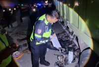 1763292973565-polisi-saat-olah-tkp-kecelakaan-di-palembang-2-orang-dilaporkan-tewas-1763281844480_169