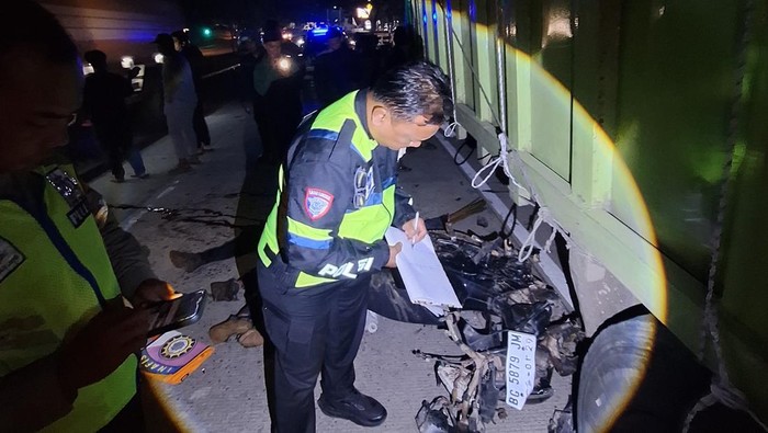 1763292973565-polisi-saat-olah-tkp-kecelakaan-di-palembang-2-orang-dilaporkan-tewas-1763281844480_169