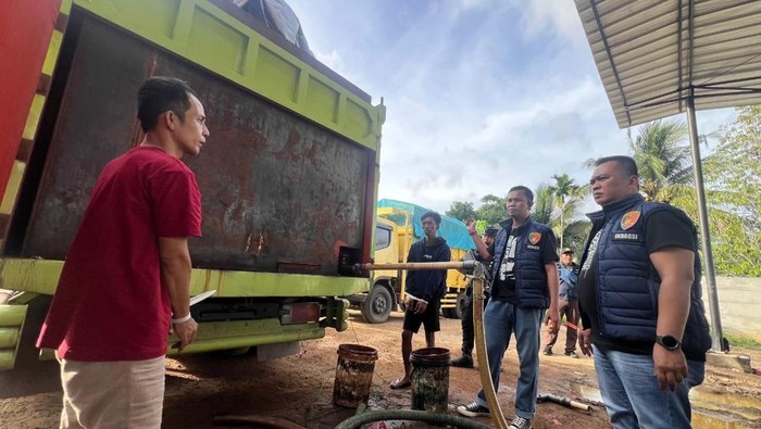 1763293025484-polisi-saat-menggerebek-gudang-bbm-ilegal-di-bangka-1763269979169_169