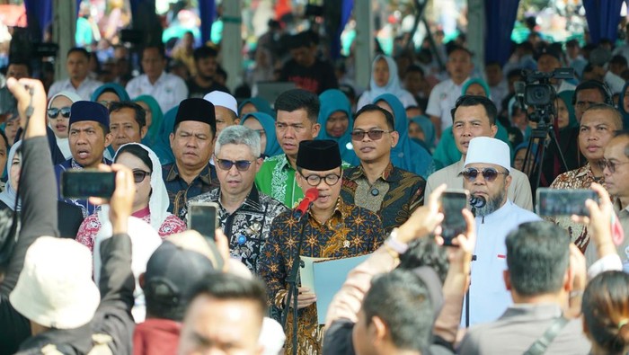 1763314410312-mendes-pdt-yandri-susanto-dalam-acara-festival-bangun-desa-di-bengkulu-1763300324277_169