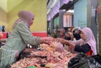 1763314430014-harga-daging-dan-telur-ayam-di-lamongan-melonjak-1740370164719_169