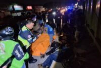 1763314509625-saat-anggota-satlantas-polrestabes-palembang-mengevakuasi-dan-melakukan-olah-tkp-di-lokasi-kejadian-1763282679328_169