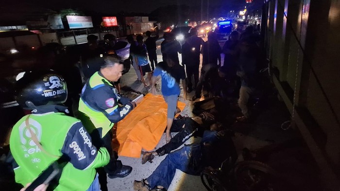 1763314509625-saat-anggota-satlantas-polrestabes-palembang-mengevakuasi-dan-melakukan-olah-tkp-di-lokasi-kejadian-1763282679328_169