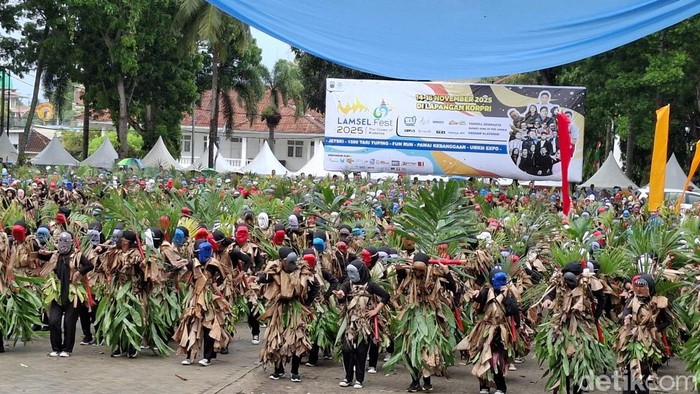 1763314516899-1500-penari-pecahkan-rekor-muri-di-lamsel-fest-2025-1763270454660_169
