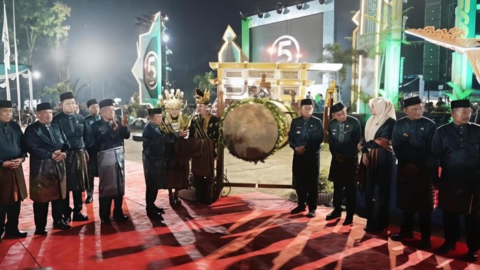 1763335524632-gubernur-jambi-al-haris-dalam-pembukaan-mtq-ke-54-di-muaro-jambi-1763296810871_169