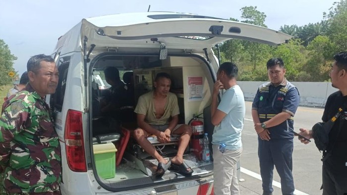 1763358394464-sopir-truk-saat-mendapat-perawatan-usai-dirampok-di-mesuji-lampung-1763292988213_169