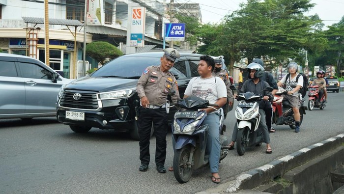1763444396406-ilustrasi-razia-terhadap-pengendara-anak-di-bawah-umur-tak-menggunakan-helm-1763424820943_169