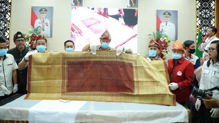 1763615202923-wali-kota-palembang-ratu-dewa-menerima-penyerahan-kain-songket-dari-warga-australia-1761784789063_169