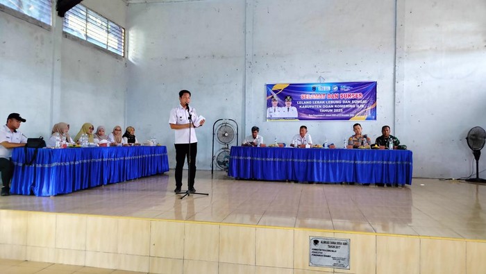 1763679883378-proses-lelang-di-kecamatan-sp-padang-oki-1763632858499_169