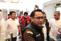 1763744762291-empat-tersangka-dugaan-korupsi-kur-pada-bank-bsb-digiring-ke-lapas-1763735851726_169