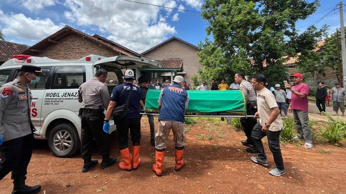 1763744764807-jasad-korban-saat-hendak-dievakuasi-ke-rumah-sakit-1763707229675_169