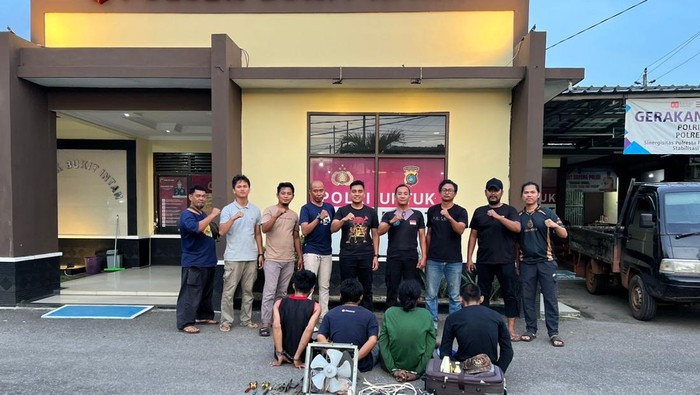 1763874363533-keempat-pelaku-diamankan-di-mapolsek-butik-intan-1763822093993_169